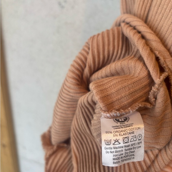 Simple Folk Gown - Picture 8 of 9